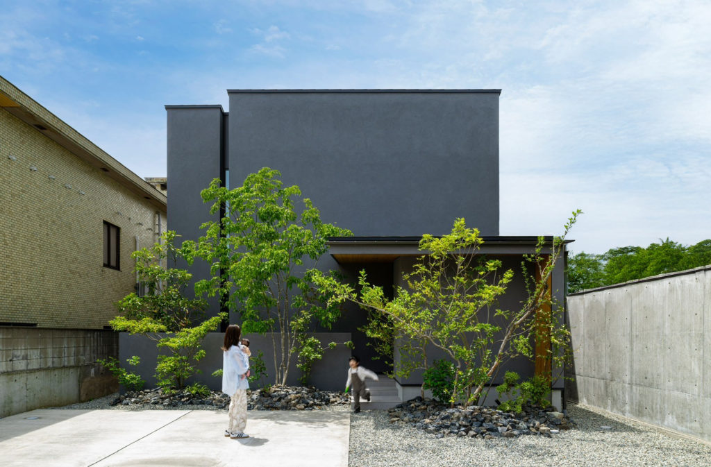 お庭と暮らすグレーの家