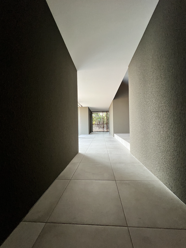 陰影をまっすぐ抜けて外へ